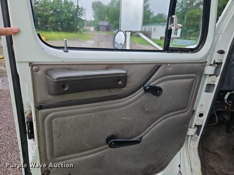 image for item EJ0085 2000 International 4700 dump truck