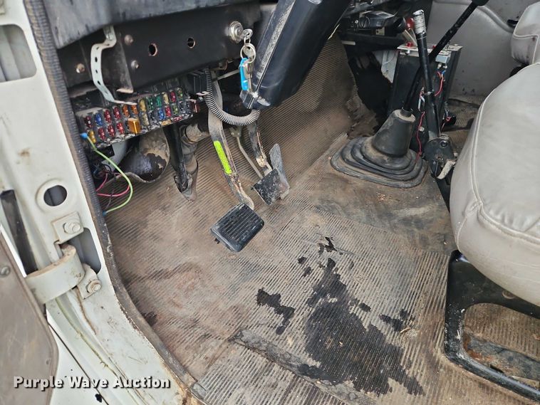 image for item EJ0085 2000 International 4700 dump truck