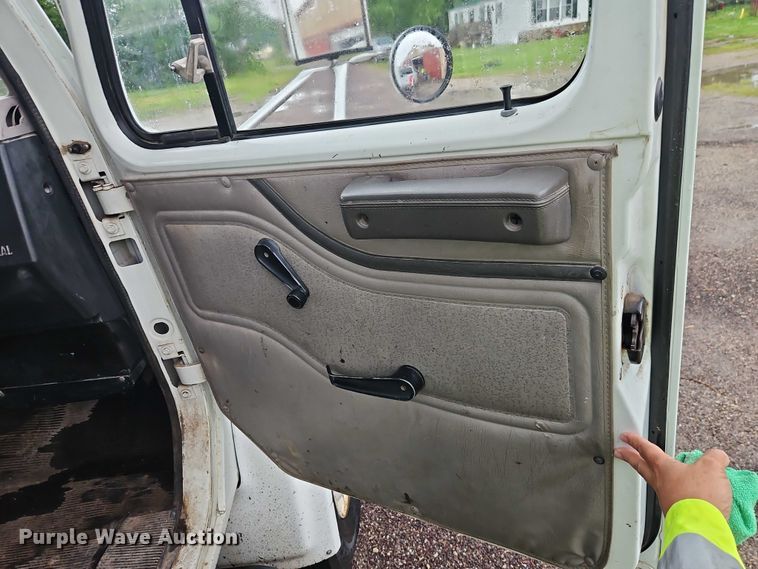 image for item EJ0085 2000 International 4700 dump truck