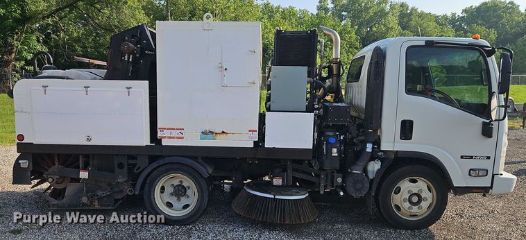 image for item EJ0088 2016 Isuzu NRR street sweeper truck