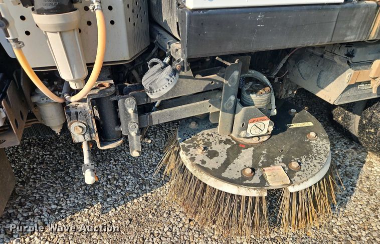 image for item EJ0088 2016 Isuzu NRR street sweeper truck