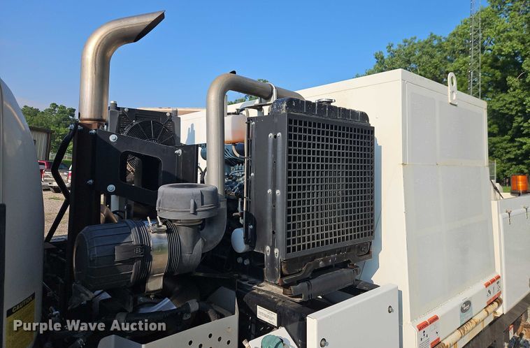 image for item EJ0088 2016 Isuzu NRR street sweeper truck