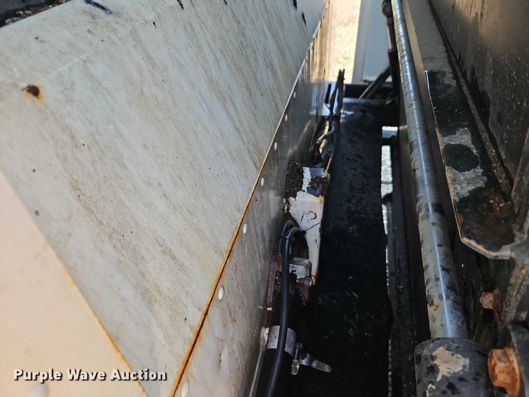 image for item EJ0088 2016 Isuzu NRR street sweeper truck