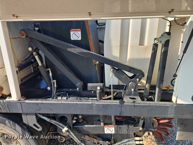 image for item EJ0088 2016 Isuzu NRR street sweeper truck