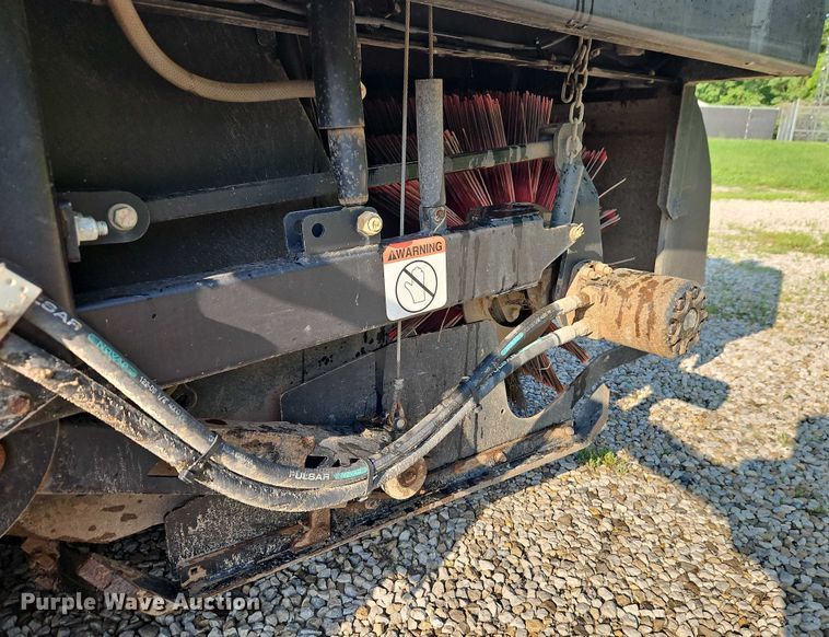 image for item EJ0088 2016 Isuzu NRR street sweeper truck