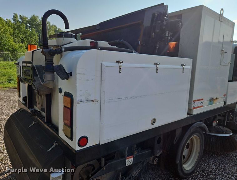 image for item EJ0088 2016 Isuzu NRR street sweeper truck