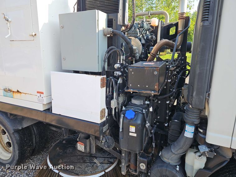 image for item EJ0088 2016 Isuzu NRR street sweeper truck