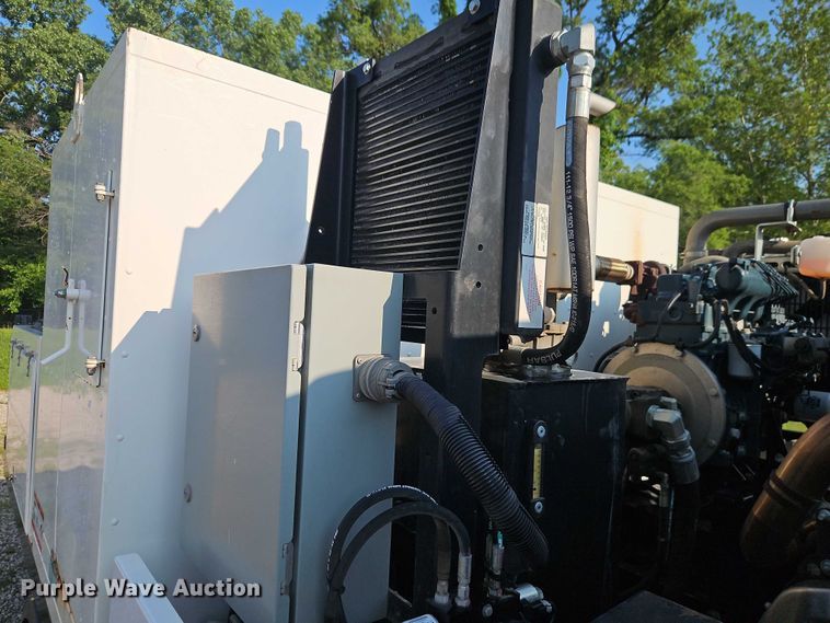 image for item EJ0088 2016 Isuzu NRR street sweeper truck