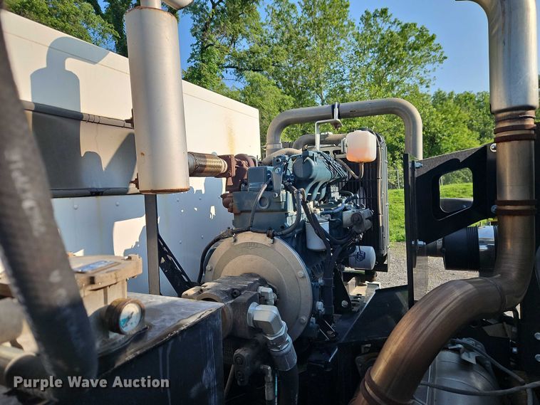 image for item EJ0088 2016 Isuzu NRR street sweeper truck