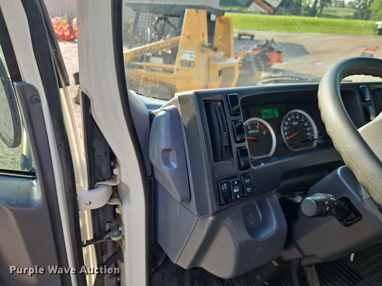 image for item EJ0088 2016 Isuzu NRR street sweeper truck