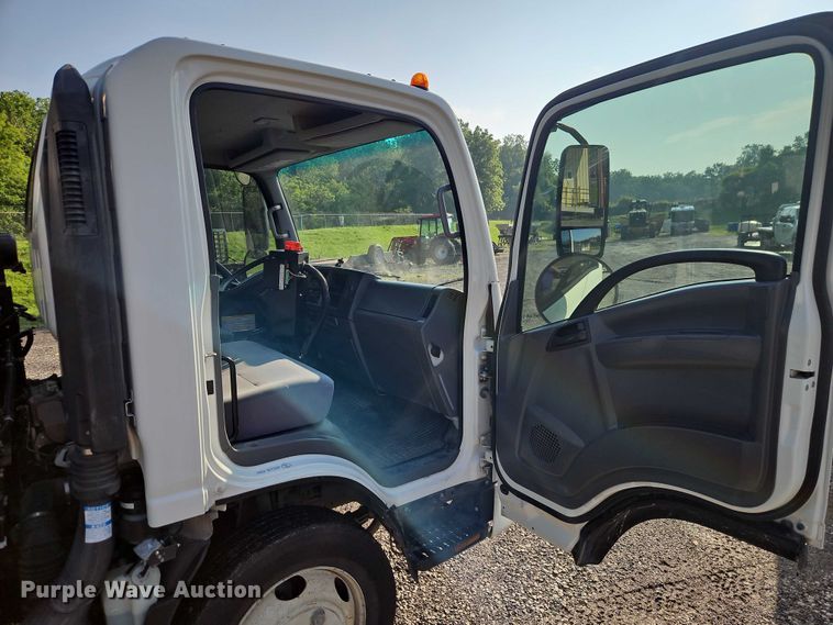 image for item EJ0088 2016 Isuzu NRR street sweeper truck