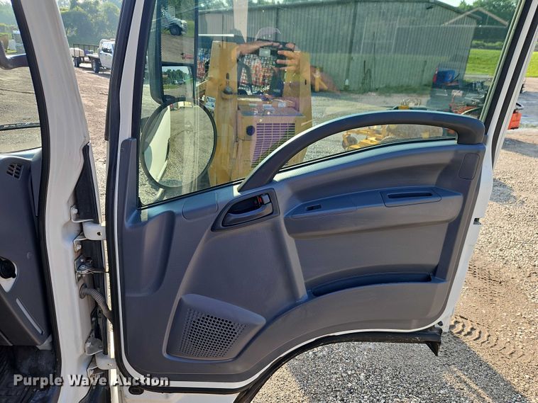 image for item EJ0088 2016 Isuzu NRR street sweeper truck