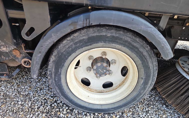 image for item EJ0088 2016 Isuzu NRR street sweeper truck