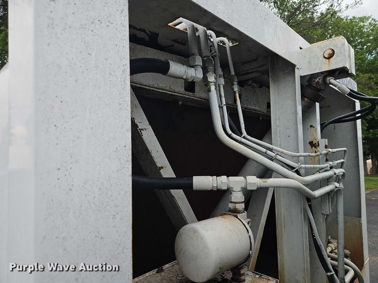 image for item EJ0099 2001 Isuzu NPR/NPR-HD refuse truck