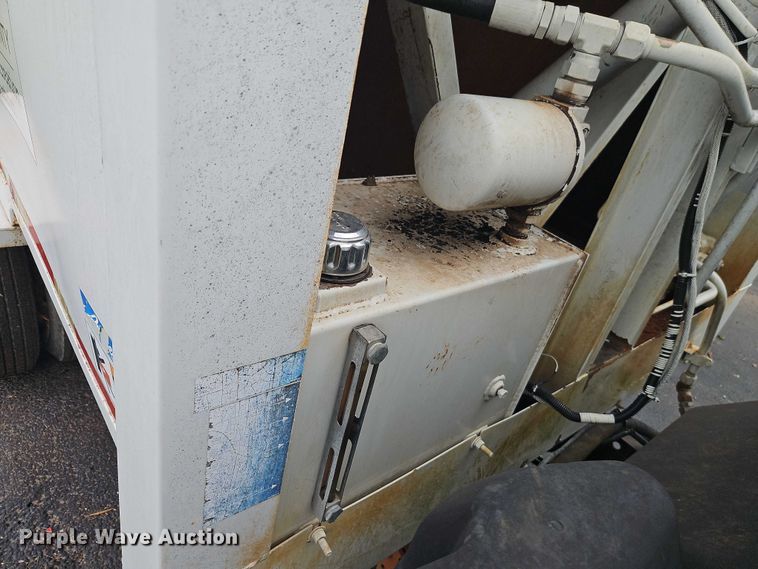 image for item EJ0099 2001 Isuzu NPR/NPR-HD refuse truck