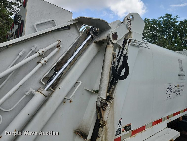 image for item EJ0099 2001 Isuzu NPR/NPR-HD refuse truck