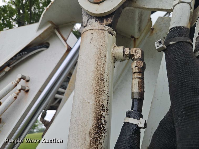 image for item EJ0099 2001 Isuzu NPR/NPR-HD refuse truck