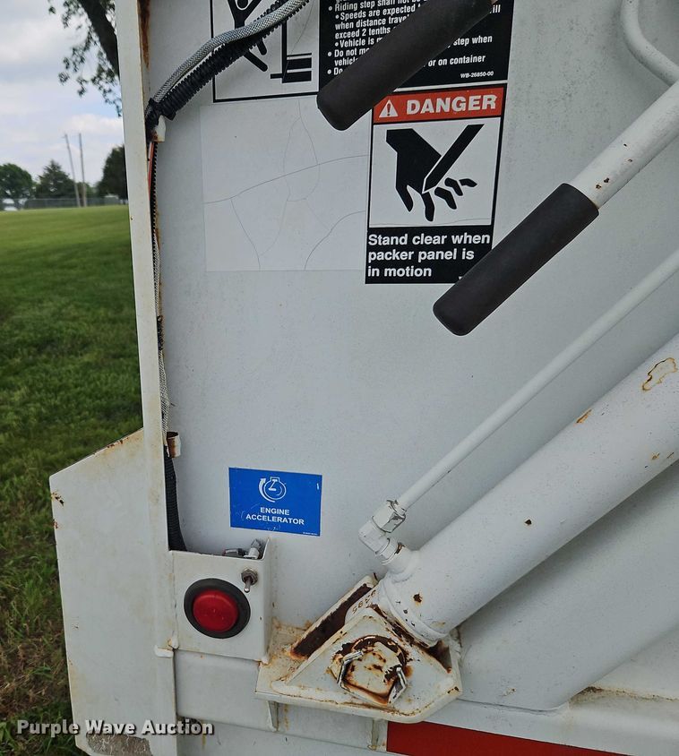 image for item EJ0099 2001 Isuzu NPR/NPR-HD refuse truck