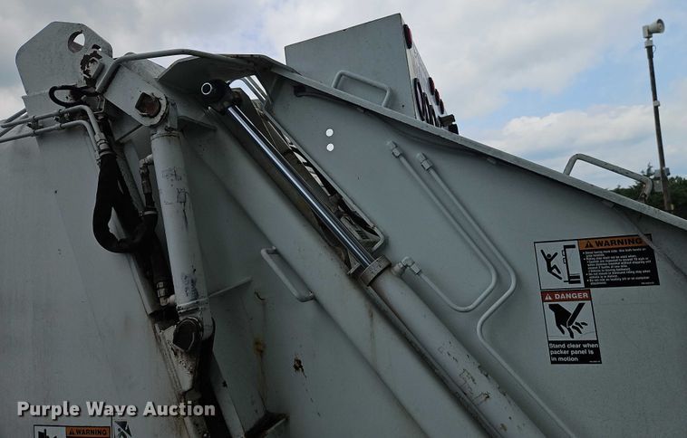 image for item EJ0099 2001 Isuzu NPR/NPR-HD refuse truck