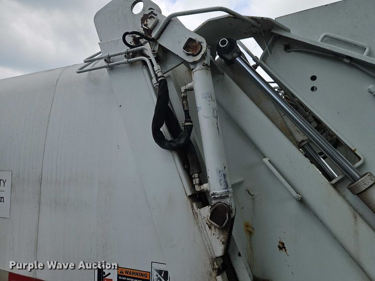 image for item EJ0099 2001 Isuzu NPR/NPR-HD refuse truck