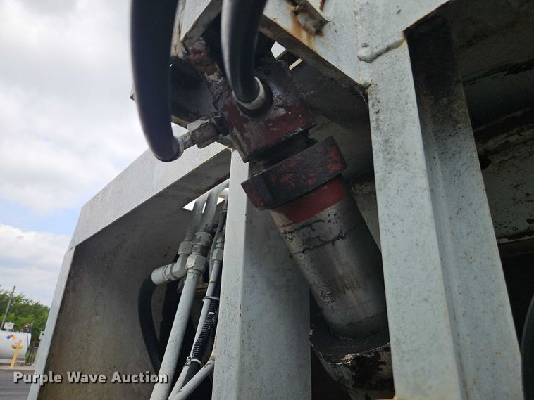 image for item EJ0099 2001 Isuzu NPR/NPR-HD refuse truck