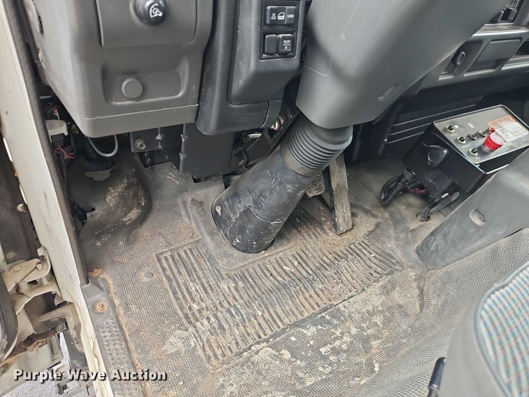 image for item EJ0099 2001 Isuzu NPR/NPR-HD refuse truck