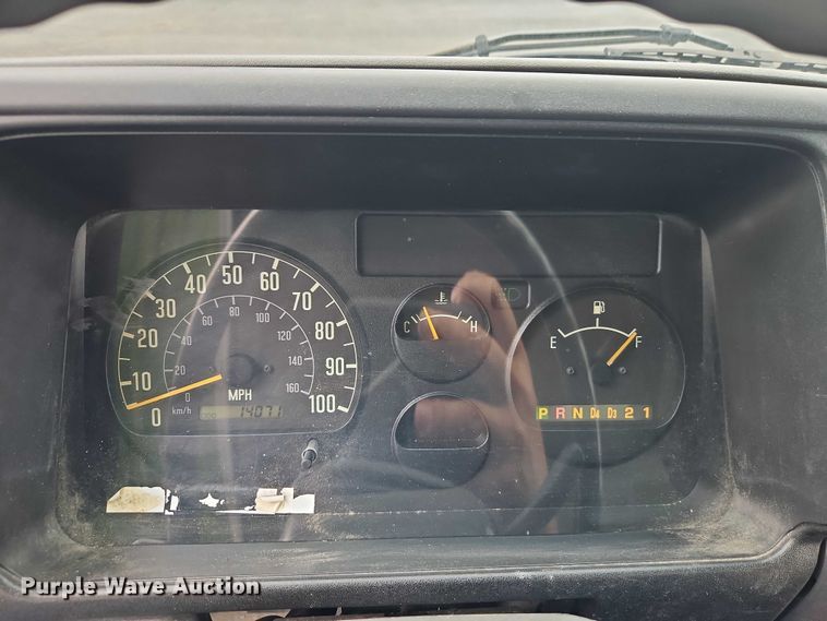 image for item EJ0099 2001 Isuzu NPR/NPR-HD refuse truck