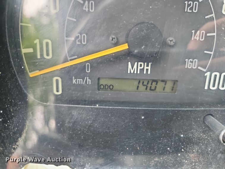 image for item EJ0099 2001 Isuzu NPR/NPR-HD refuse truck