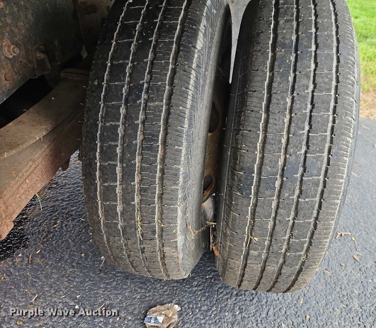 image for item EJ0099 2001 Isuzu NPR/NPR-HD refuse truck