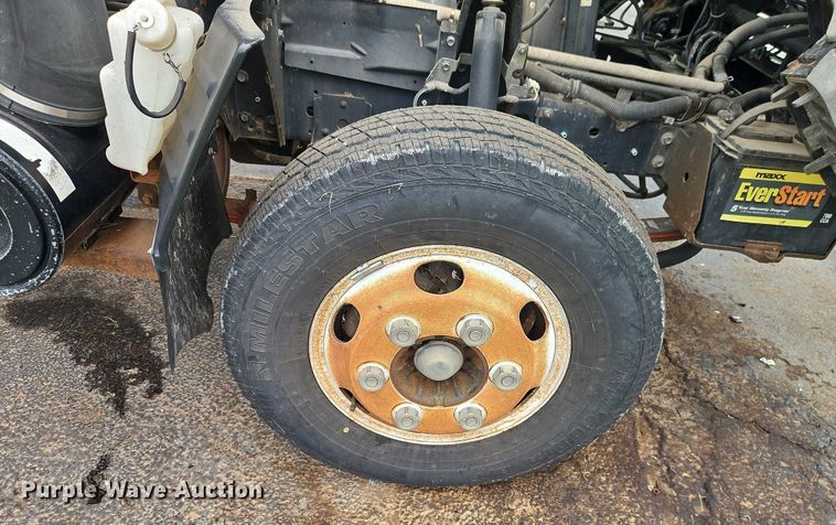 image for item EJ0099 2001 Isuzu NPR/NPR-HD refuse truck