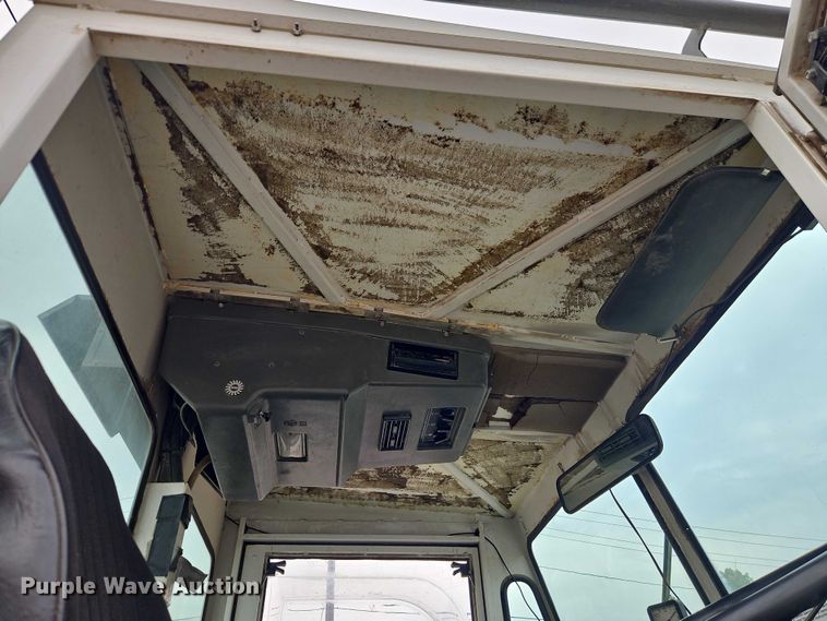 image for item EJ0121 2000 Elgin Pelican series P street sweeper