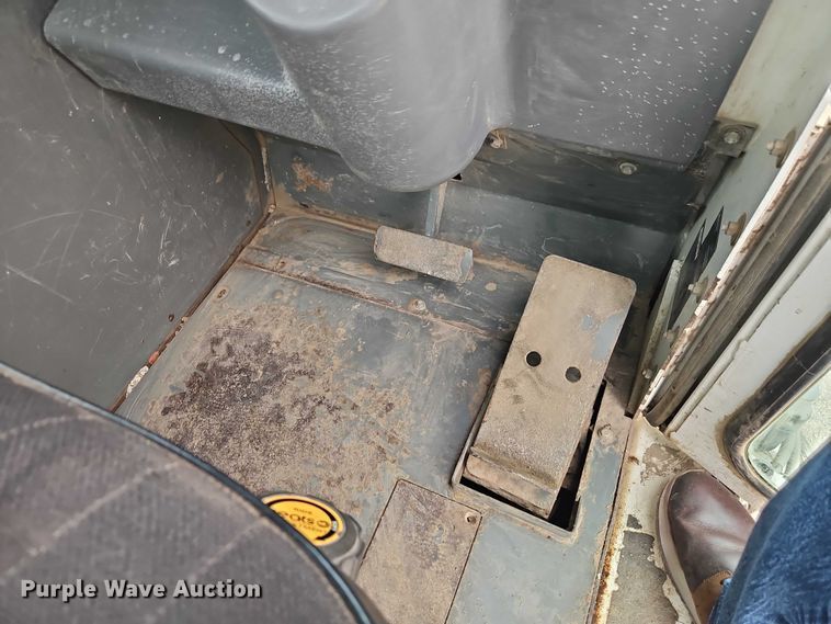 image for item EJ0121 2000 Elgin Pelican series P street sweeper