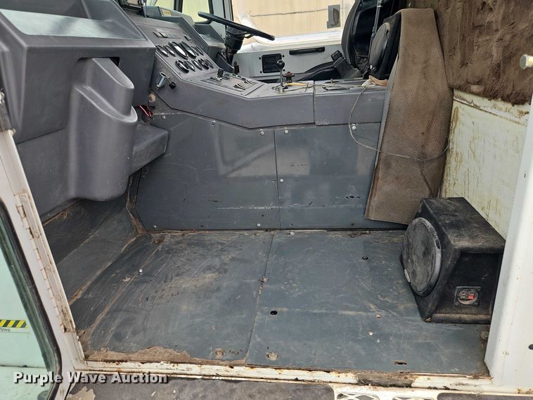 image for item EJ0121 2000 Elgin Pelican series P street sweeper