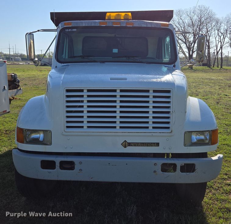 image for item EL1984 2002 International  4700 dump truck