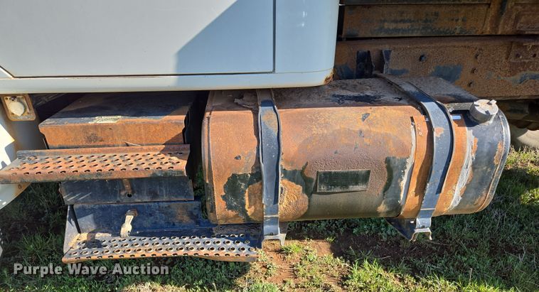 image for item EL1984 2002 International  4700 dump truck