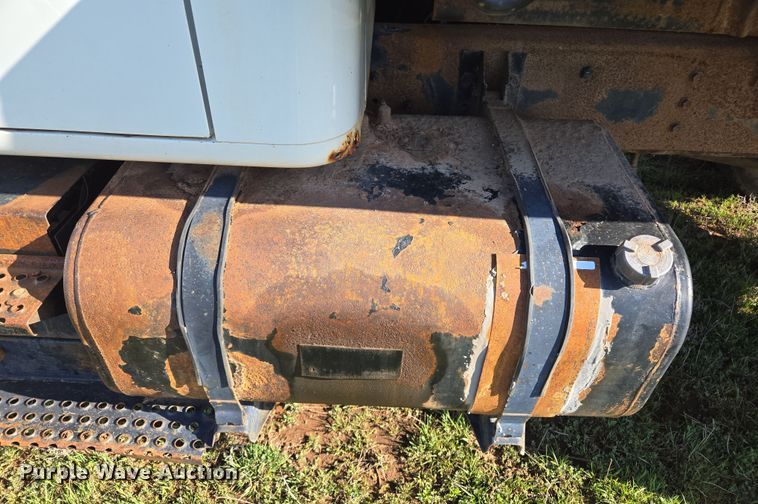 image for item EL1984 2002 International  4700 dump truck