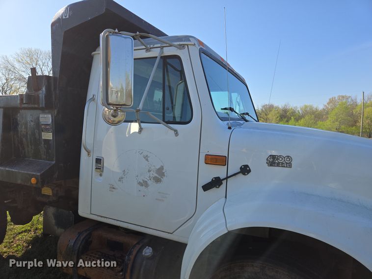 image for item EL1984 2002 International  4700 dump truck