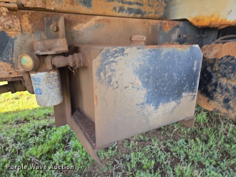 image for item EL1984 2002 International  4700 dump truck