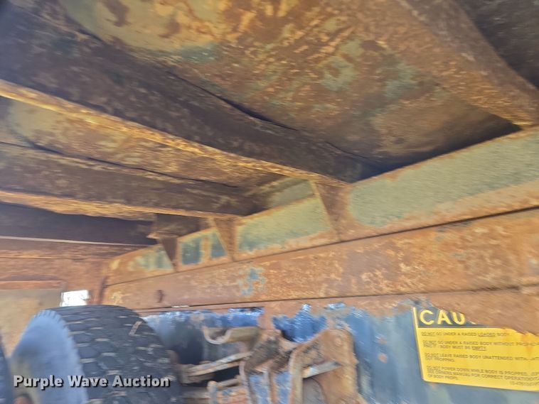 image for item EL1984 2002 International  4700 dump truck