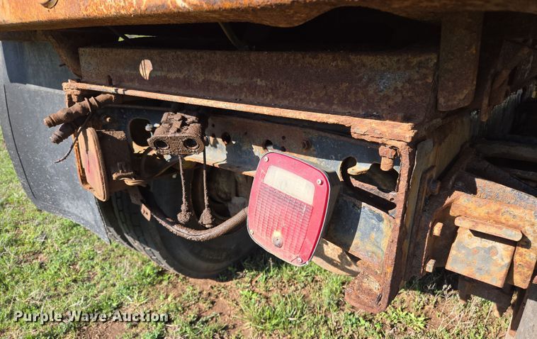 image for item EL1984 2002 International  4700 dump truck