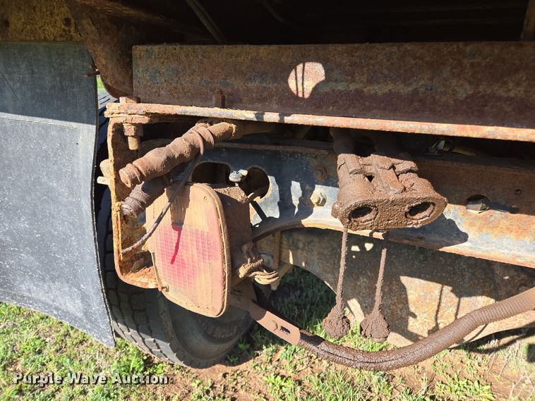 image for item EL1984 2002 International  4700 dump truck