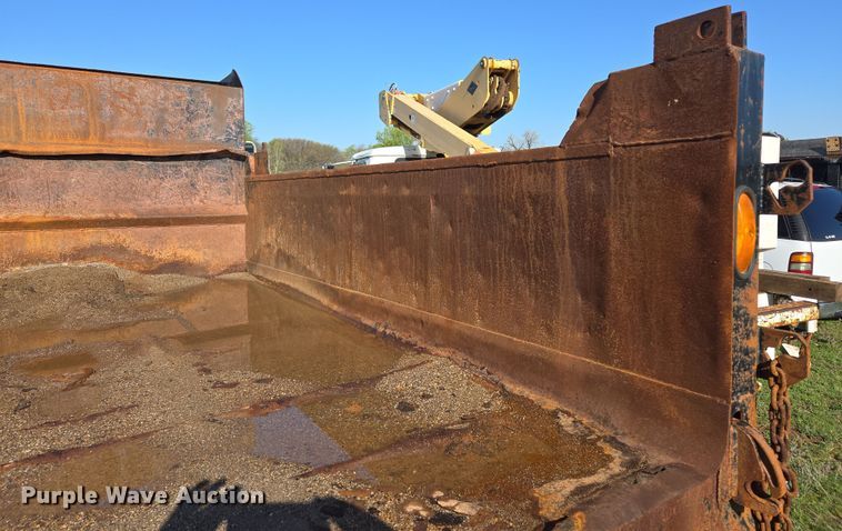 image for item EL1984 2002 International  4700 dump truck