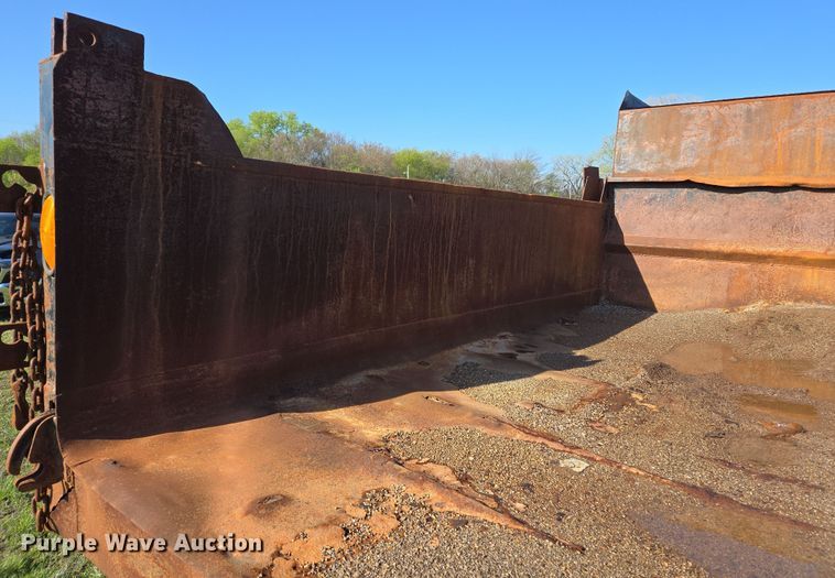 image for item EL1984 2002 International  4700 dump truck