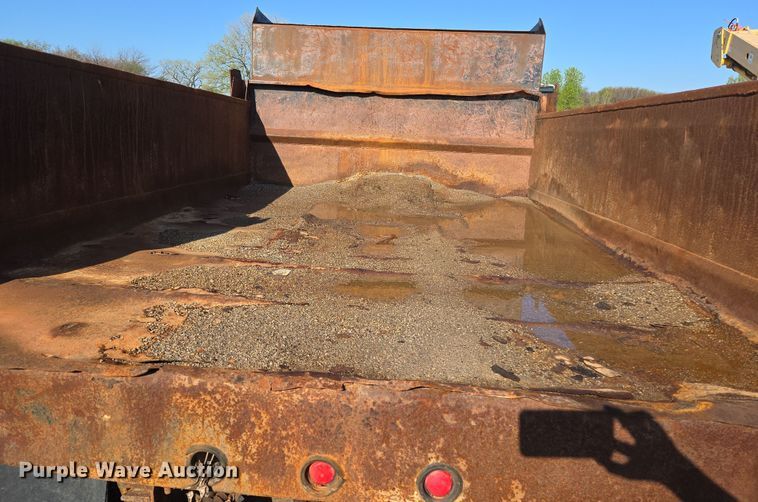 image for item EL1984 2002 International  4700 dump truck