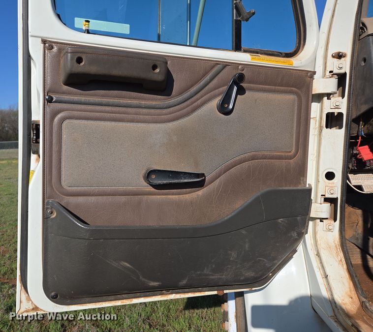 image for item EL1984 2002 International  4700 dump truck