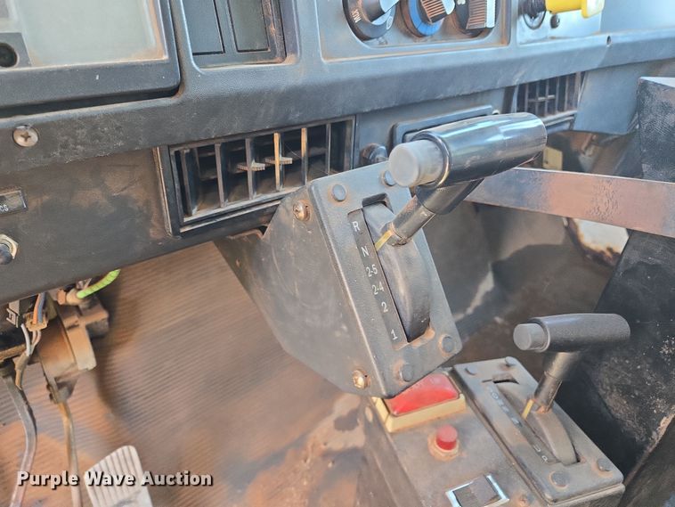 image for item EL1984 2002 International  4700 dump truck