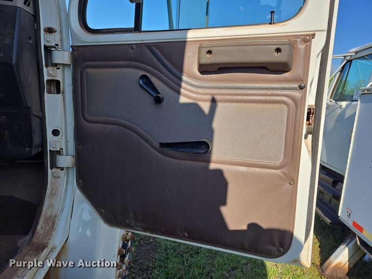 image for item EL1984 2002 International  4700 dump truck