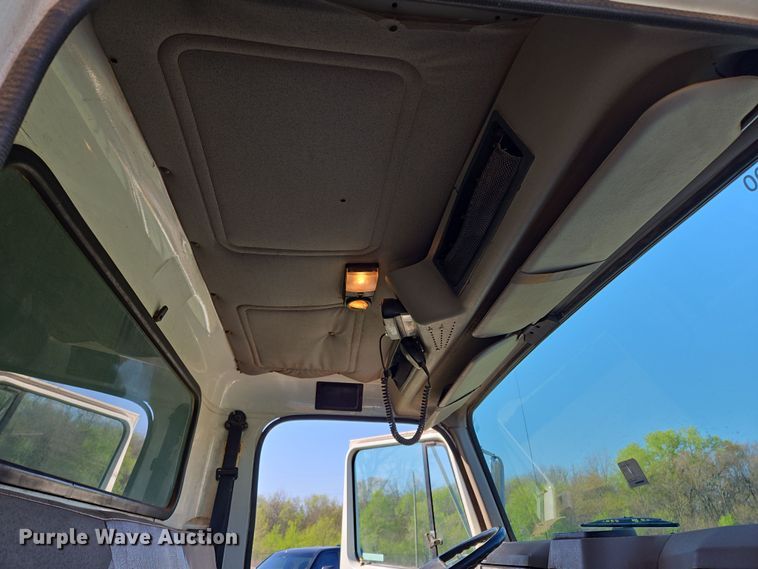 image for item EL1984 2002 International  4700 dump truck