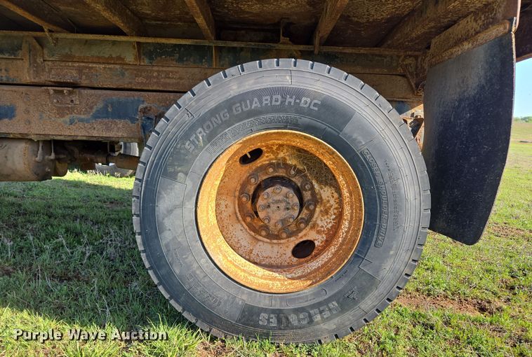 image for item EL1984 2002 International  4700 dump truck