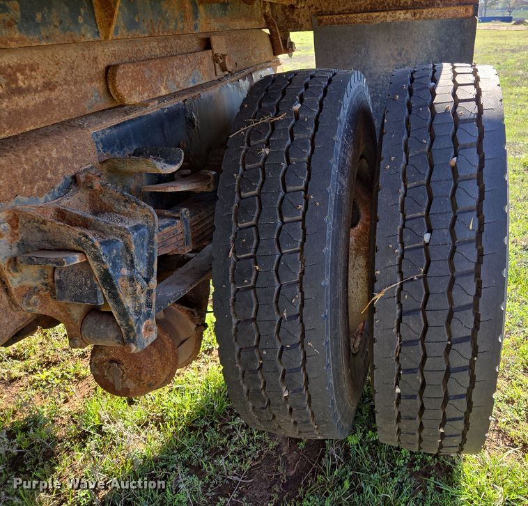 image for item EL1984 2002 International  4700 dump truck